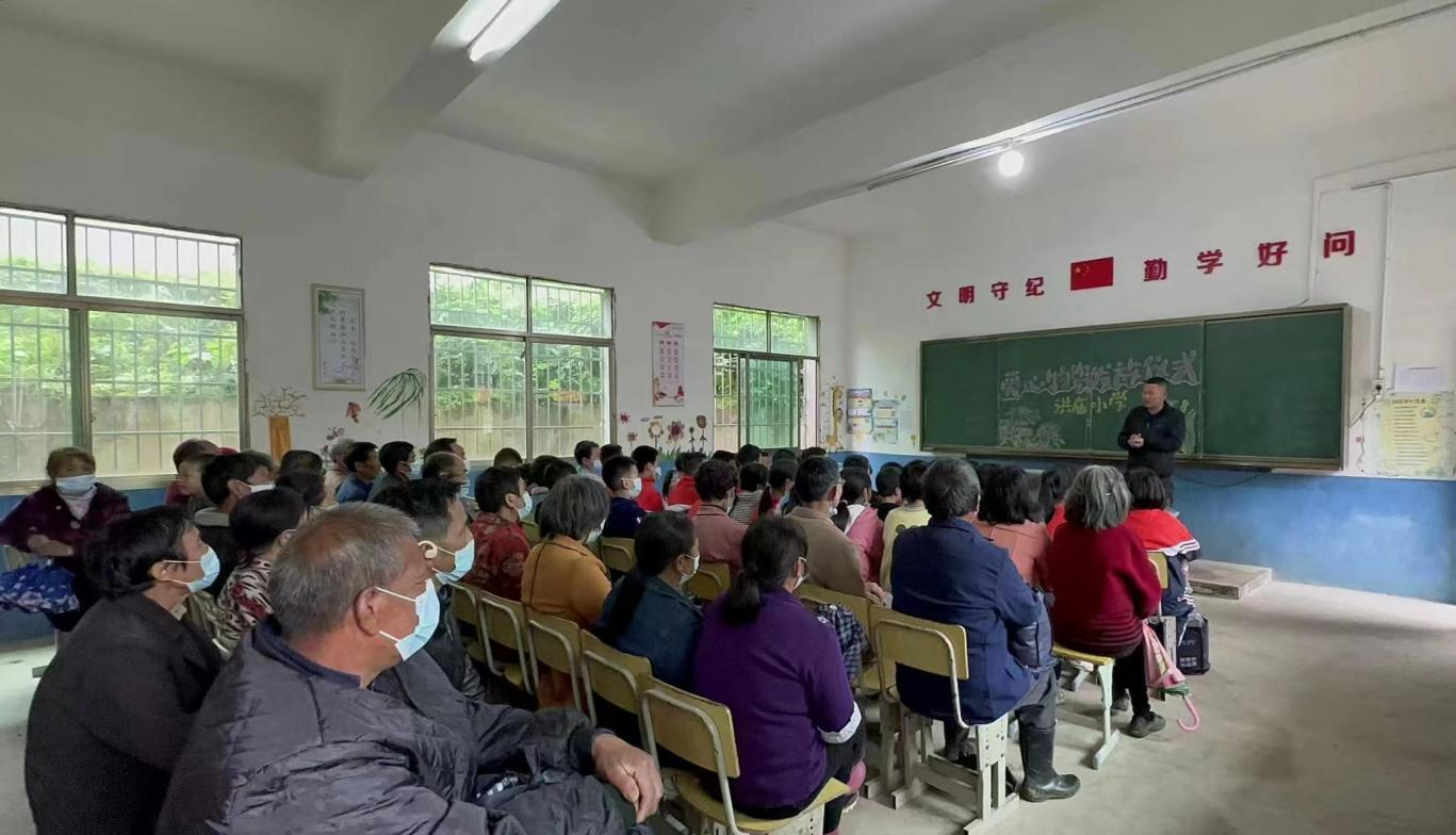 心系母校送溫暖，愛心發(fā)放寄厚望