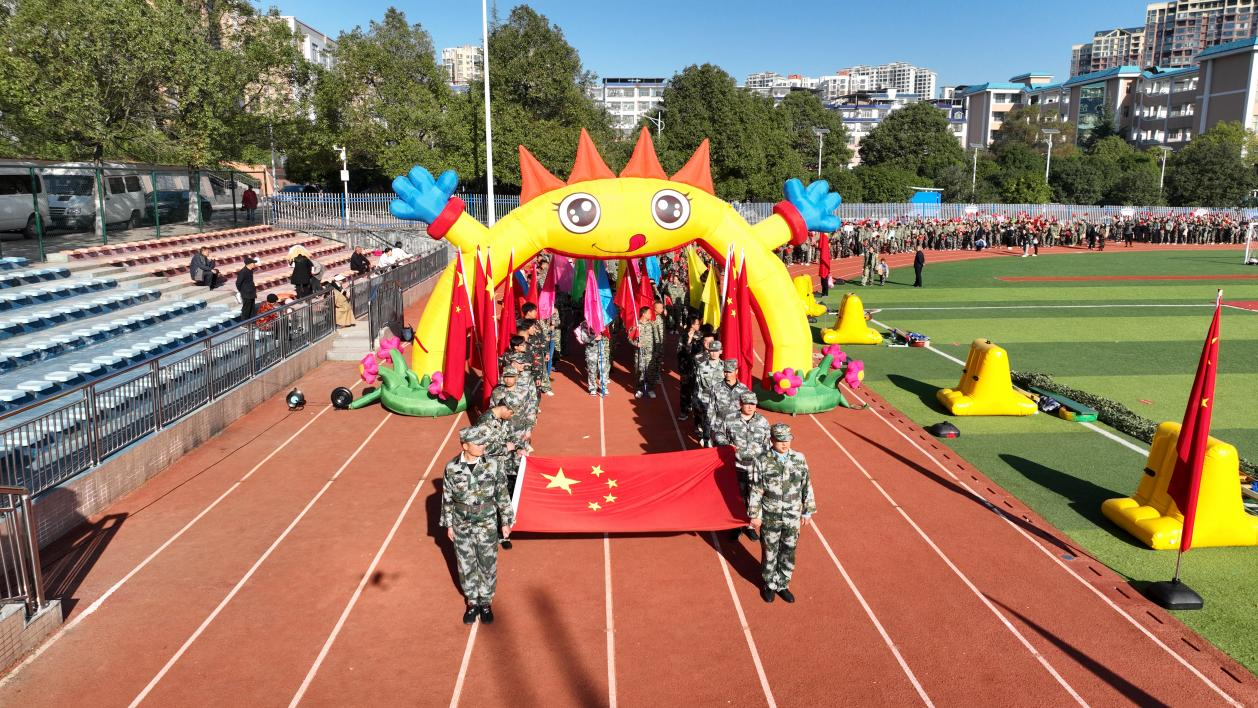 幼兒園舉行“永遠(yuǎn)跟黨走”大型紅色主題親子活動(dòng)暨第十三屆冬季親子運(yùn)動(dòng)會(huì)