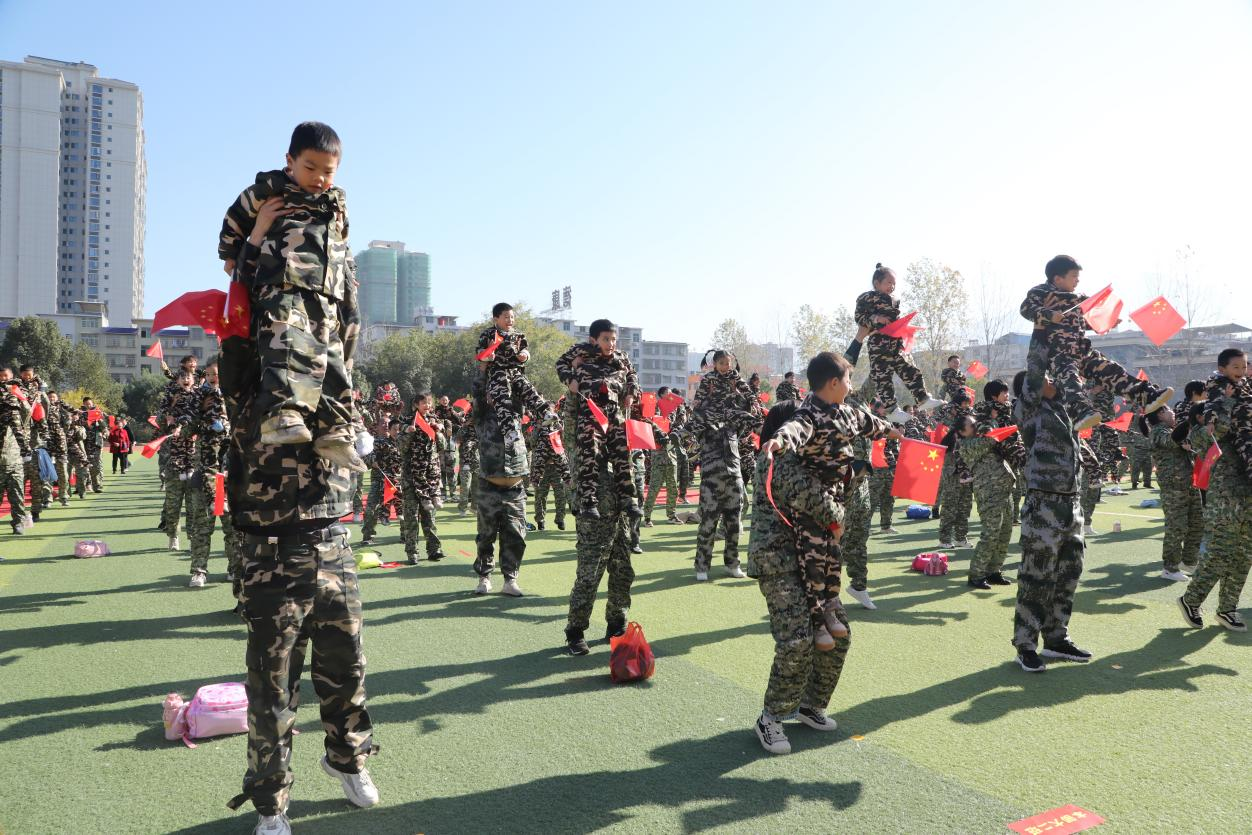 幼兒園舉行“永遠(yuǎn)跟黨走”大型紅色主題親子活動(dòng)暨第十三屆冬季親子運(yùn)動(dòng)會(huì)