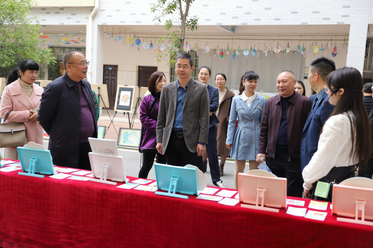 張克家名校長(zhǎng)工作室赴杏園小學(xué)觀摩“書(shū)香校園”成果展示