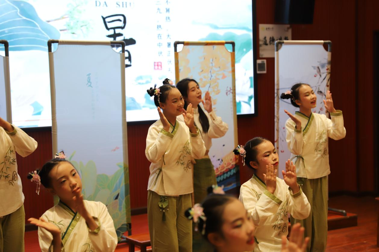 張克家名校長(zhǎng)工作室赴杏園小學(xué)觀摩“書(shū)香校園”成果展示