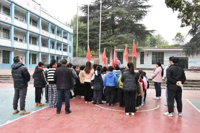 下花橋鎮(zhèn)五里學(xué)校開展清明祭掃：用腳步丈量信仰的距離