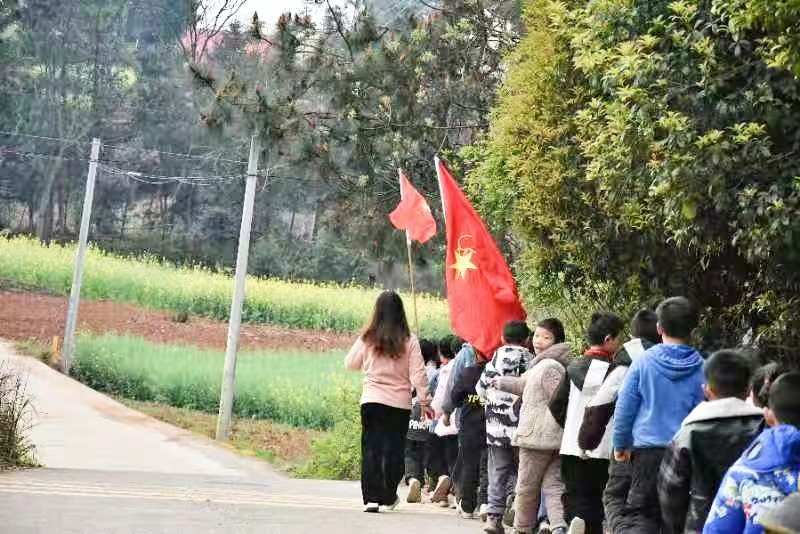 下花橋鎮(zhèn)五里學(xué)校開展清明祭掃：用腳步丈量信仰的距離