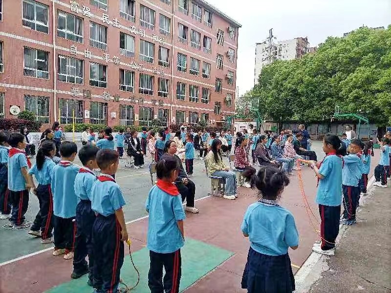 大課間，跳出健康保護(hù)“繩”