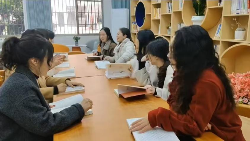 隆回九龍學(xué)校“教師書吧”促教學(xué)
