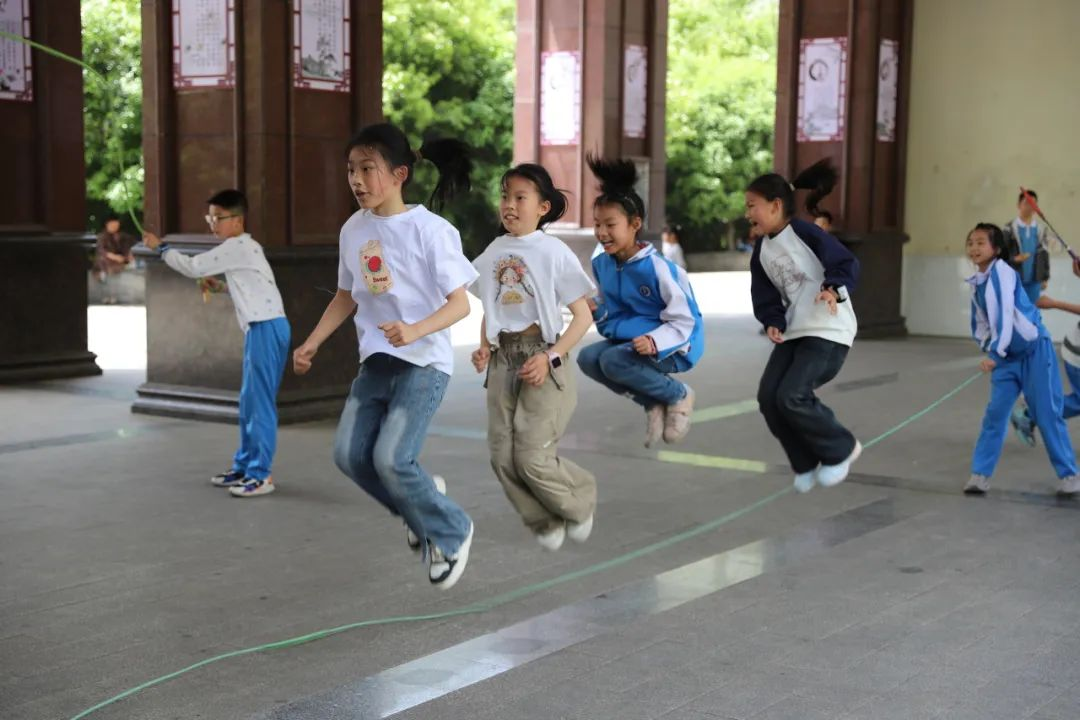 課間15分鐘，邵東市二小娃在玩什么？