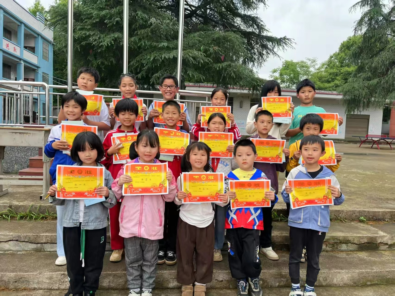 下花橋鎮(zhèn)五里學校舉行期中表彰暨防溺水安全大會