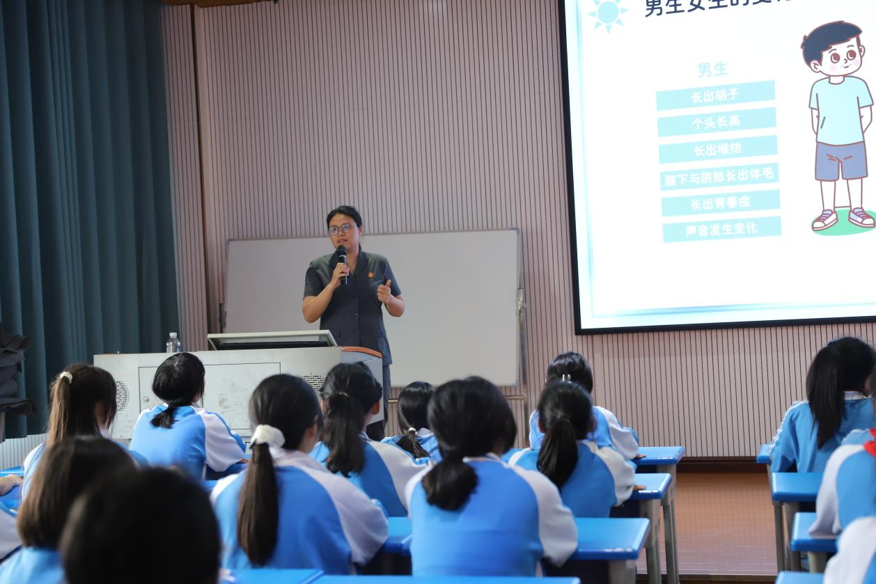 城區(qū)二小開展學(xué)生安全專題講座