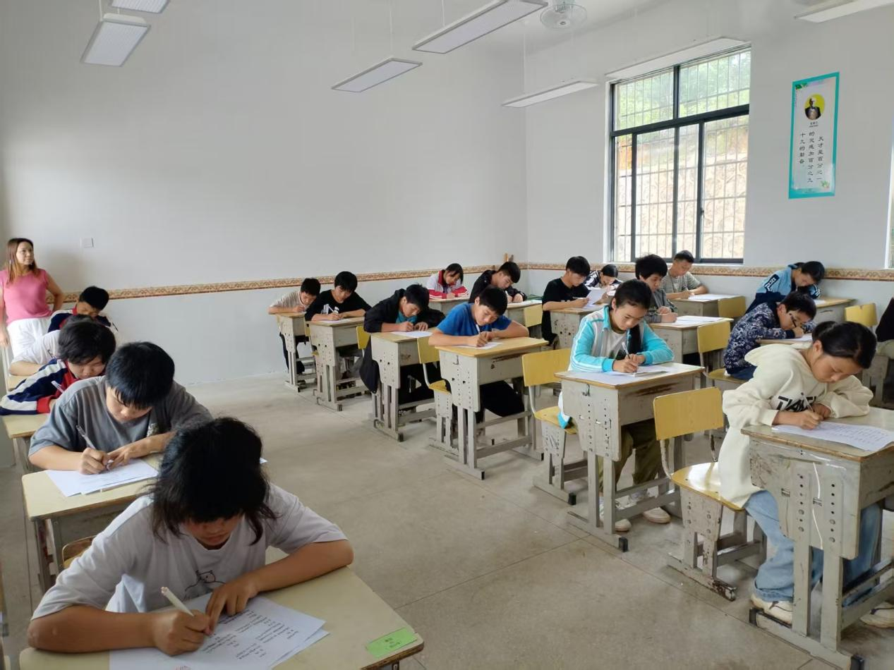 詩韻悠揚(yáng)滿校園 師生共書翰墨香