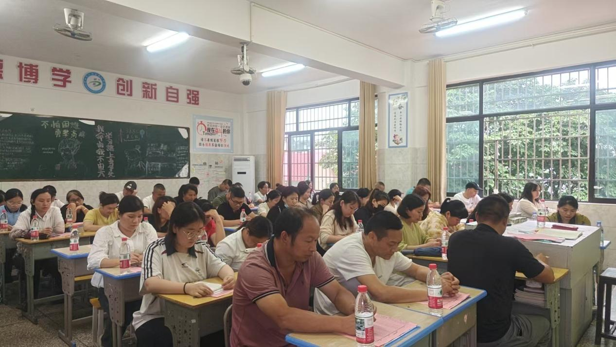 家校共育謀發(fā)展 政策領(lǐng)航向未來