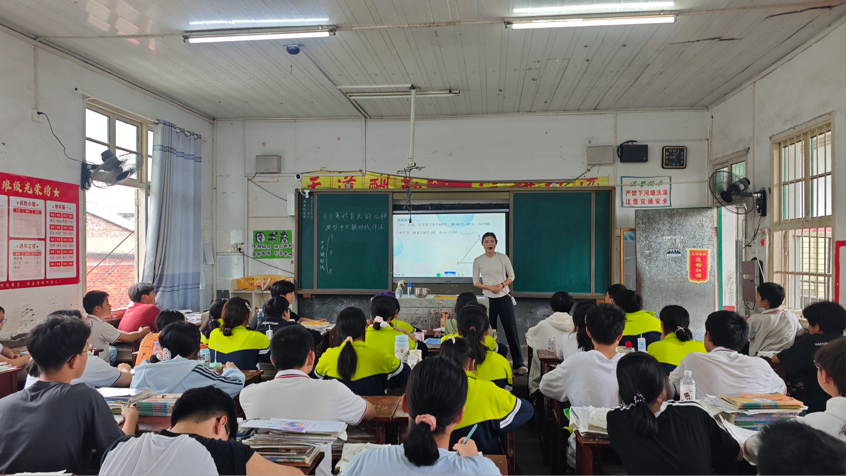 竹市鎮(zhèn)中學劉玲老師執(zhí)教初三數(shù)學公開課：巧用“中點輔助線”開啟幾何“寶藏之門”