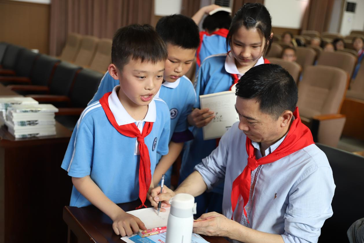 鄧湘子老師走進(jìn)二小，點(diǎn)燃閱讀寫作熱情：和作家一起摘星星！