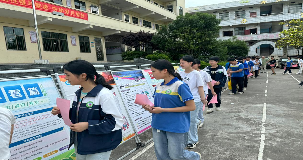 安全教育“零距離”！小溪市鎮(zhèn)政府為小溪市中學(xué)師生送上防災(zāi)與防野生蘑菇中毒“安全課”