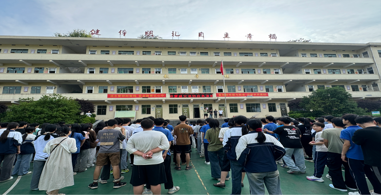 安全教育“零距離”！小溪市鎮(zhèn)政府為小溪市中學(xué)師生送上防災(zāi)與防野生蘑菇中毒“安全課”