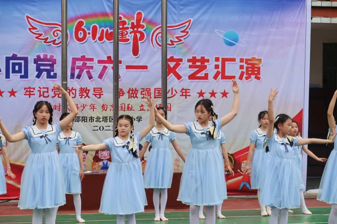童心綻放承壯志，舞臺聲聲訴衷腸