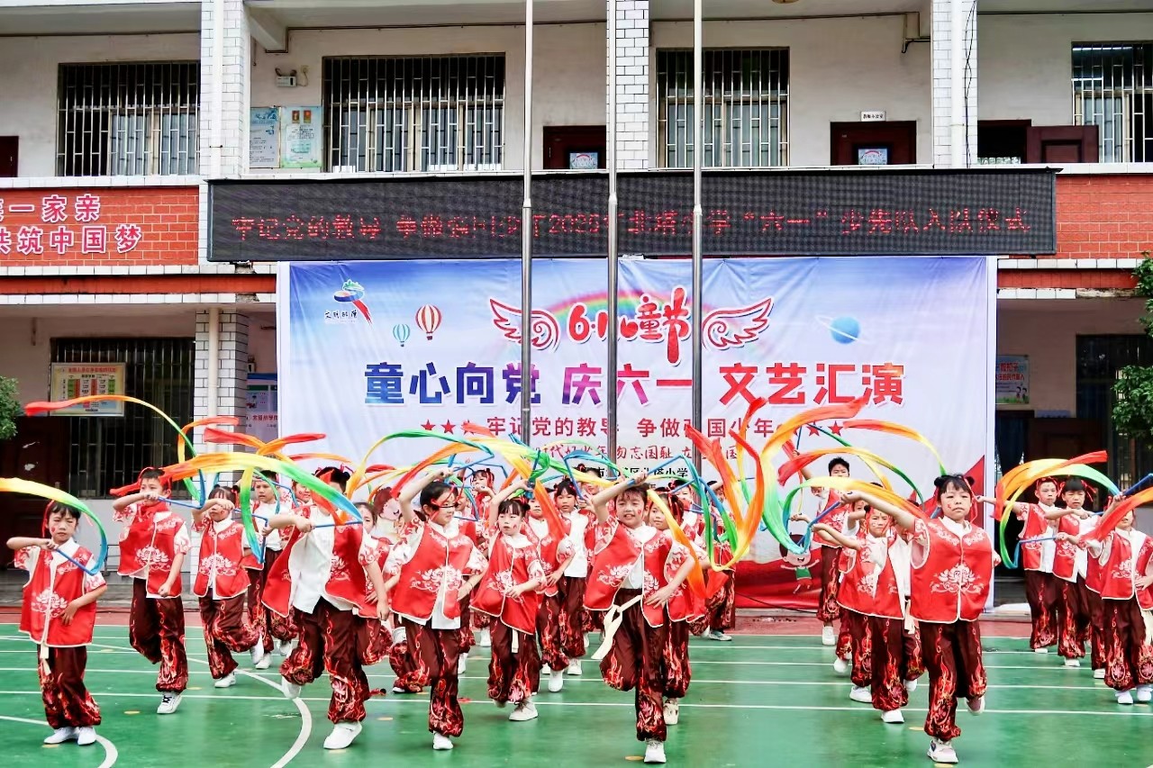 童心綻放承壯志，舞臺聲聲訴衷腸