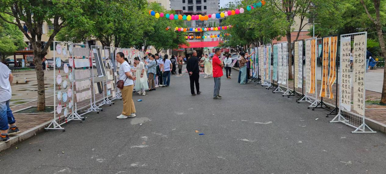五峰鋪鎮(zhèn)中心完小成功舉辦第五屆校園藝術(shù)節(jié)暨“六一”文藝匯演、課后服務(wù)書畫展