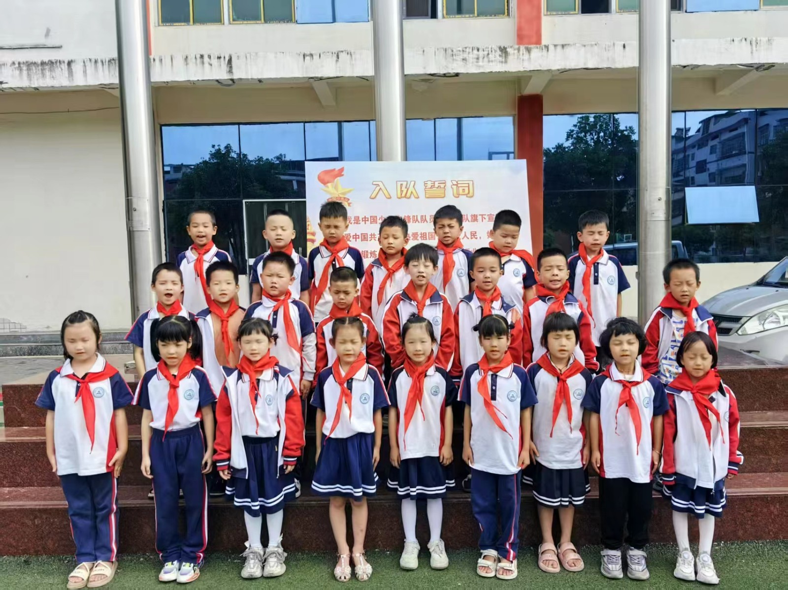 塘渡口第五完全小學(xué)舉行新隊員入隊儀式