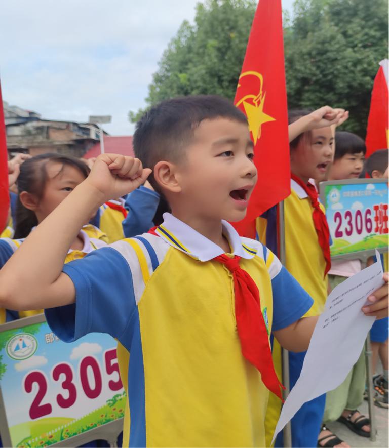 “紅領巾心向黨，爭做新時代好隊員”