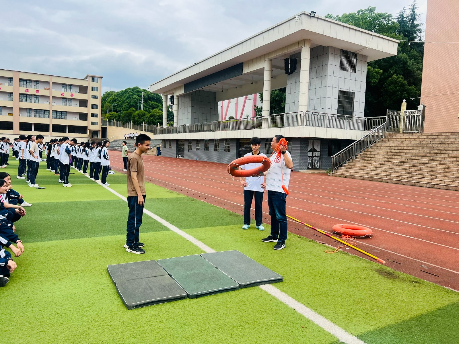 隆回二中舉行防溺水實(shí)戰(zhàn)演練，筑牢校園安全生命線