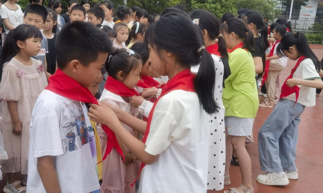 萬(wàn)塘中心小學(xué)舉行少先隊(duì)入隊(duì)儀式