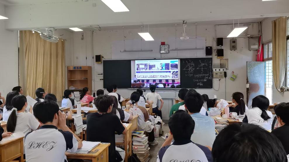 “走進(jìn)邵陽助學(xué)公益行 ”宣講團(tuán)到隆回二中講學(xué)助力學(xué)子逐夢高考
