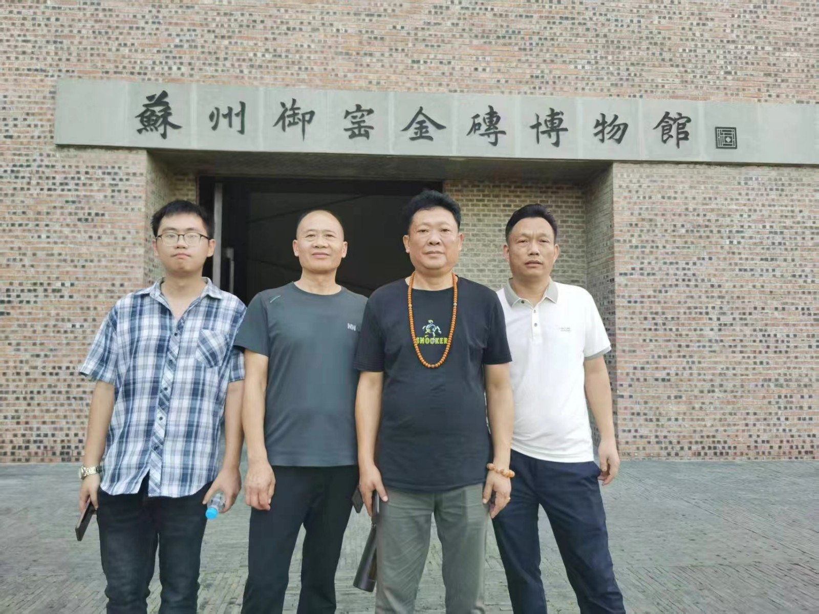 吳地七月風，攜友踏歌行         綠皮載夢至，甥輩意殷殷