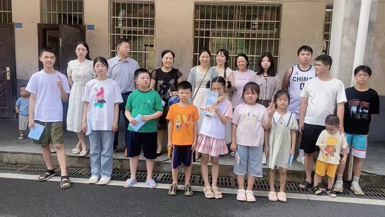 暑期筑起安全屏障志愿者教師們進(jìn)社區(qū)，村部開展安全再教育