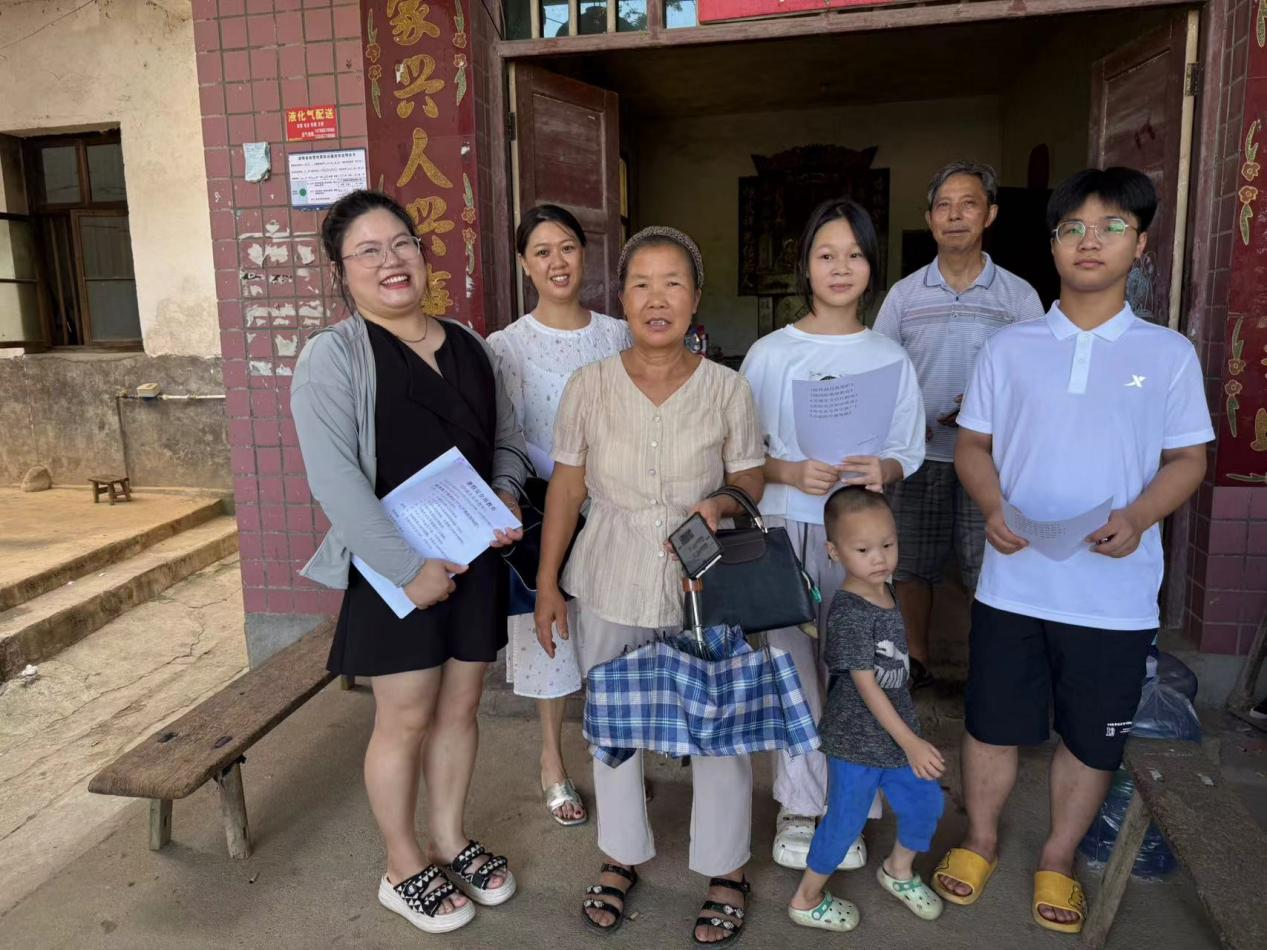 暑期筑起安全屏障志愿者教師們進(jìn)社區(qū)，村部開展安全再教育