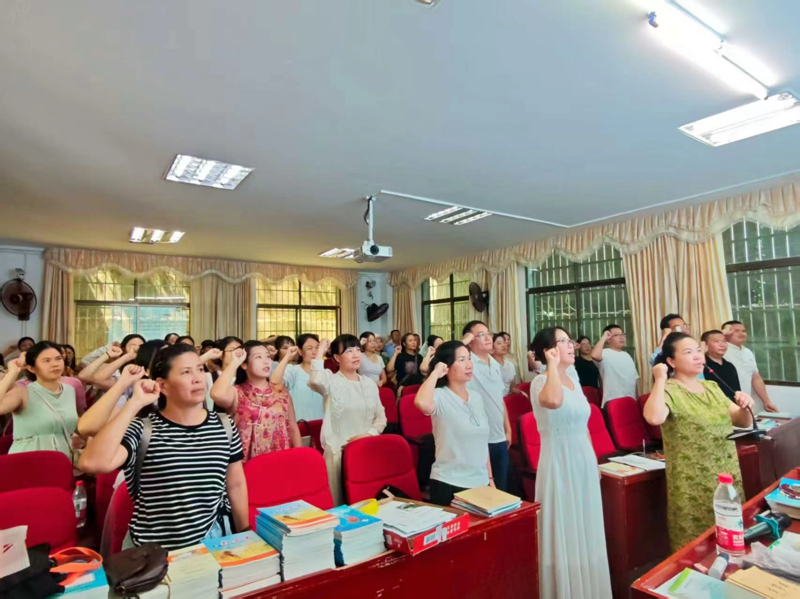 二完小開展暑假教師全員培訓(xùn)：鑄師魂強素養(yǎng)，賦能教育新發(fā)展